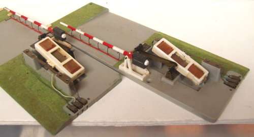 JOUEF HO/OO: Vintage Electro-Magnetic Road Crossing in Fair operational condition.(France)