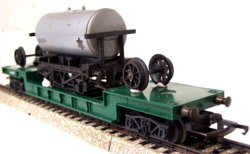 TRI-ANG OO: Vintage Deep-well Lowbed Wagon with Scrap Load in Good un-boxed condition (England)