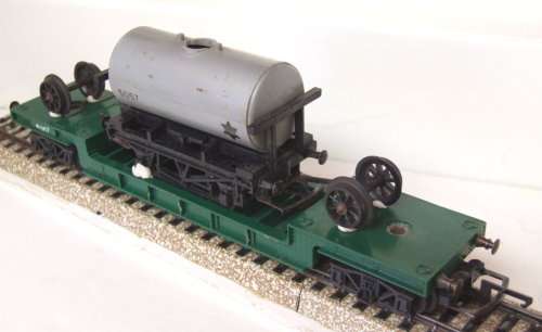 TRI-ANG OO: Vintage Deep-well Lowbed Wagon with Scrap Load in Good un-boxed condition (England)