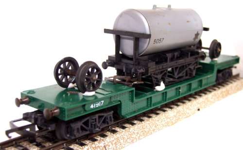 TRI-ANG OO: Vintage Deep-well Lowbed Wagon with Scrap Load in Good un-boxed condition (England)