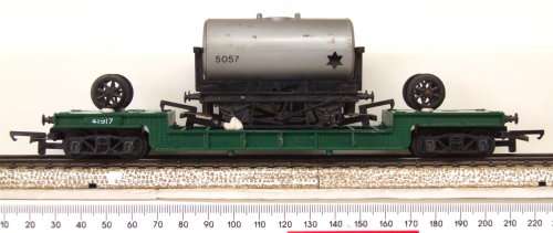 TRI-ANG OO: Vintage Deep-well Lowbed Wagon with Scrap Load in Good un-boxed condition (England)