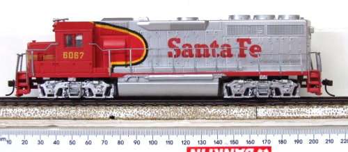 BACHMANN HO: Detailed SF GP-40 EMD Locomotive in NEW boxed condition (China)