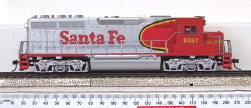 BACHMANN HO: Detailed SF GP-40 EMD Locomotive in NEW boxed condition (China)