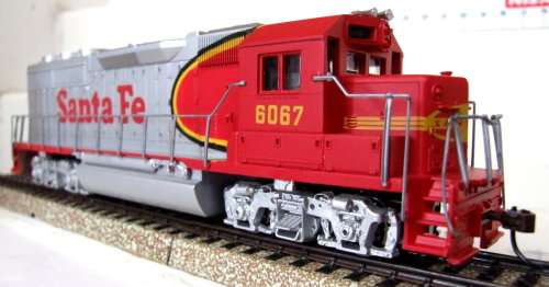 BACHMANN HO: Detailed SF GP-40 EMD Locomotive in NEW boxed condition (China)