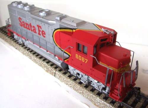 BACHMANN HO: Detailed SF GP-40 EMD Locomotive in NEW boxed condition (China)