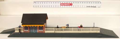 LIMA HO: Platform with Station Building and People in Good Un-boxed condition(Italy)