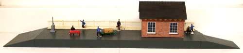 LIMA HO: Platform with Station Building and People in Good Un-boxed condition(Italy)