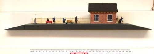 LIMA HO: Platform with Station Building and People in Good Un-boxed condition(Italy)