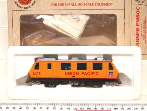 BACHMANN HO: Detailed UP Plasser EM80C Motorised Track Cleaner in Good boxed condition (China)
