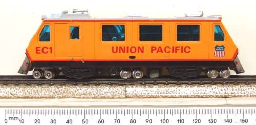 BACHMANN HO: Detailed UP Plasser EM80C Motorised Track Cleaner in Good boxed condition (China)