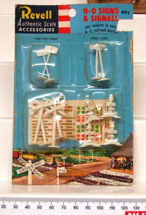 REVELL ACC HO: On Auction is this Carded Rail Crossing Set in New un-used condition.