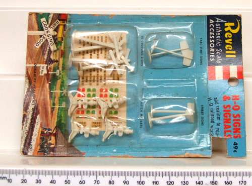 REVELL ACC HO: On Auction is this Carded Rail Crossing Set in New un-used condition.