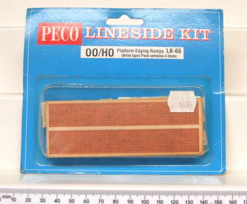 PECO ACC HO: On Auction is this Carded Lineside Kit in New un-used condition.(England)