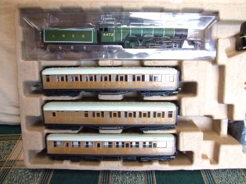 HORNBY OO: Train Set "FLYING SCOTSMAN"  in GOOD boxed condition (China)