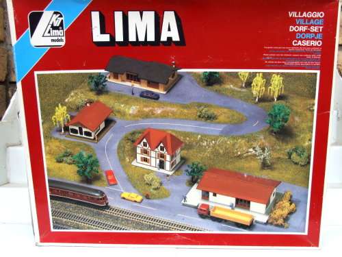 LIMA HO:  Village Scenery Set in GOOD boxed condition (Italy)