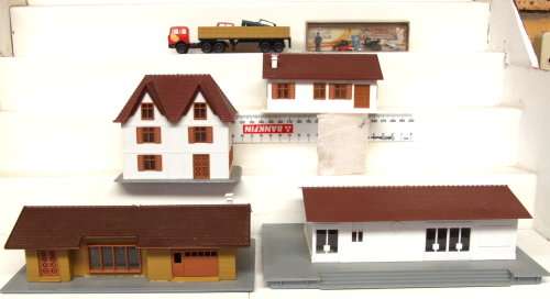 LIMA HO:  Village Scenery Set in GOOD boxed condition (Italy)