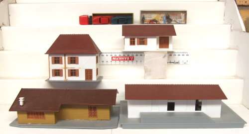 LIMA HO:  Village Scenery Set in GOOD boxed condition (Italy)