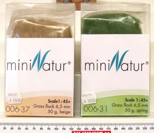 MININATUR SCENERY HO: Two Packets of Grass Flock in New condition.(USA)