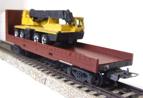 LIMA HO: Bulkhead Freight Wagon with Crane Load in Fair used un-boxed condition (Italy)