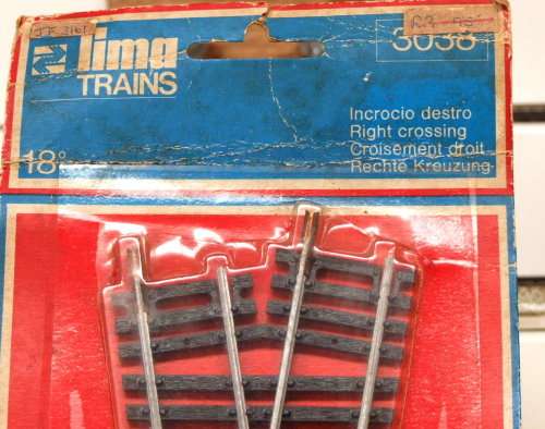 LIMA HO:  Right Crossing Metal Track (3038) in New Carded condition.(Italy))