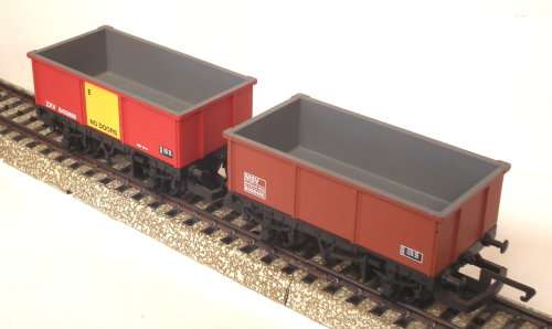 HORNBY OO: 2x Modern English Freight Wagons in Like New Un-Boxed condition(China)