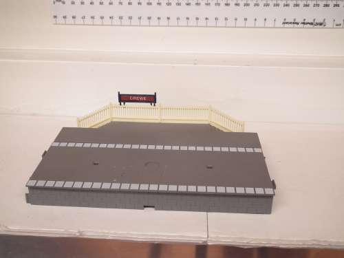 HORNBY ACCESSORIES OO: `CREWE` Station + Platform(R460+R507)in Like New condition.(England)