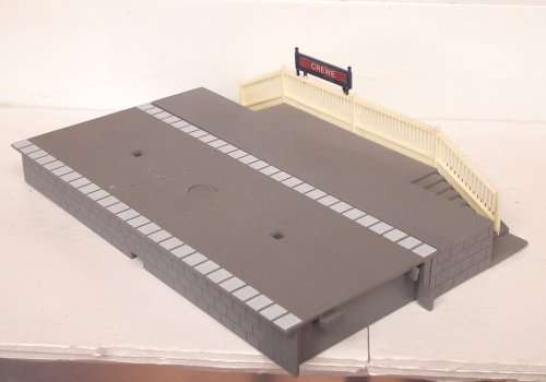 HORNBY ACCESSORIES OO: `CREWE` Station + Platform(R460+R507)in Like New condition.(England)