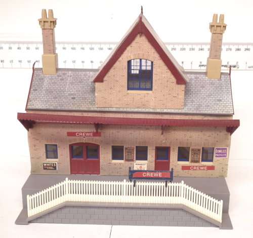 HORNBY ACCESSORIES OO: `CREWE` Station + Platform(R460+R507)in Like New condition.(England)
