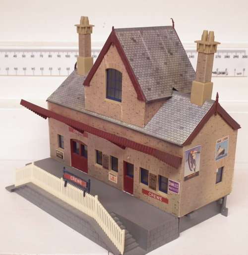 HORNBY ACCESSORIES OO: `CREWE` Station + Platform(R460+R507)in Like New condition.(England)