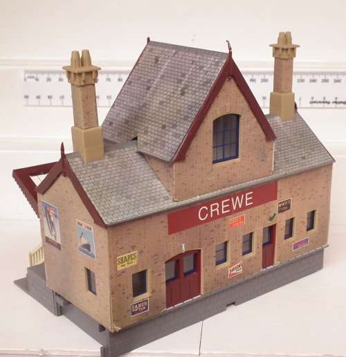 HORNBY ACCESSORIES OO: `CREWE` Station + Platform(R460+R507)in Like New condition.(England)