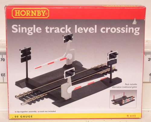 HORNBY ACCESSORIES HO: Complete Single Track Level Crossing(R645) in New Boxed condition.(England)