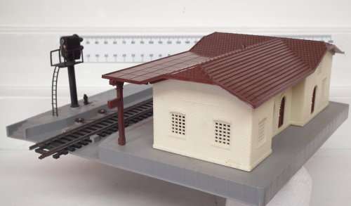 LIMA HO: Station Building with Working Signal and Insulation Track in Very Good Un-boxed condition