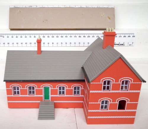 SCENERY OO: English Station building with Platform in Good Assembled Un-Boxed condition(China)