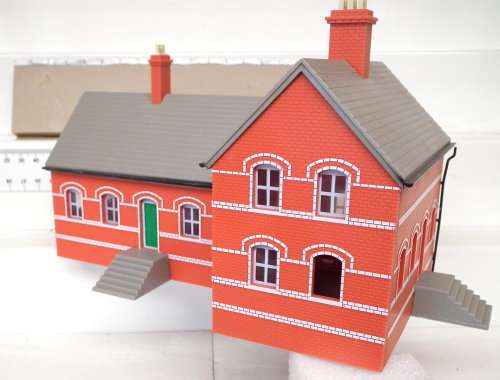 SCENERY OO: English Station building with Platform in Good Assembled Un-Boxed condition(China)