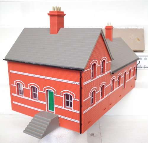 SCENERY OO: English Station building with Platform in Good Assembled Un-Boxed condition(China)