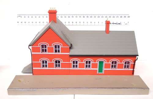 SCENERY OO: English Station building with Platform in Good Assembled Un-Boxed condition(China)