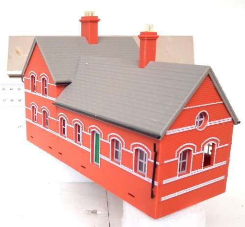 SCENERY OO: English Station building with Platform in Good Assembled Un-Boxed condition(China)