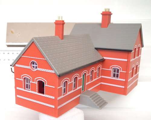 SCENERY OO: English Station building with Platform in Good Assembled Un-Boxed condition(China)