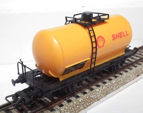 LIMA HO: FS SHELL Tanker Wagon in Good Un-Boxed and Used Condition (Italy)