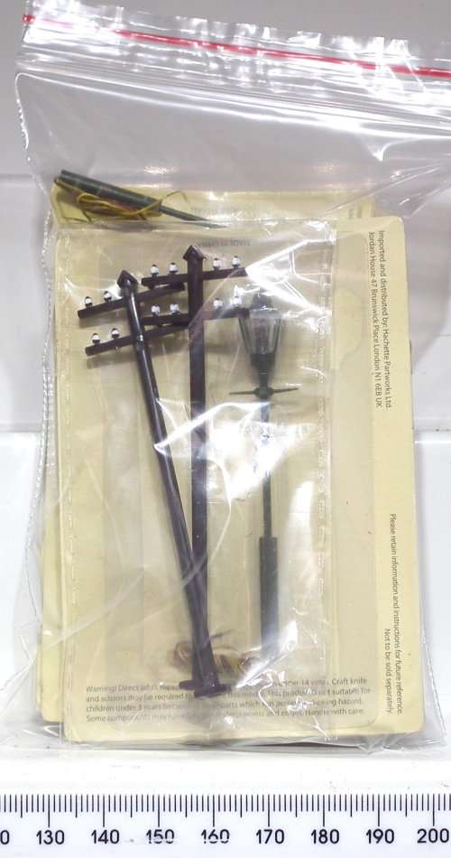 SCENERY OO: 7pc English 5x Street Lights + 2x Telephone Poles in Good Boxed condition(China)