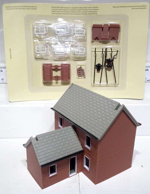 SCENERY OO: English Two Story Building in New Un-Assembled Un-Boxed condition(China)