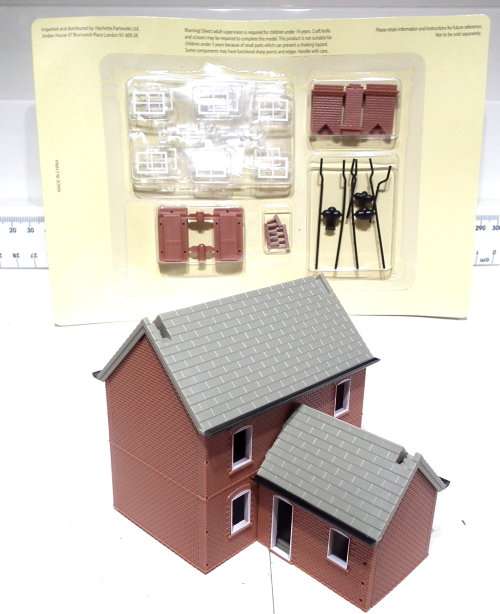SCENERY OO: English Two Story Building in New Partly Assembled Un-Boxed condition(China)