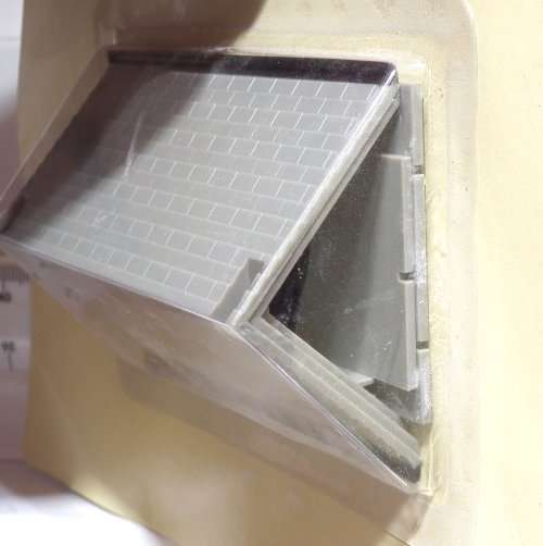 SCENERY OO: English Two Story Building in New Un-Assembled Un-Boxed condition(China)