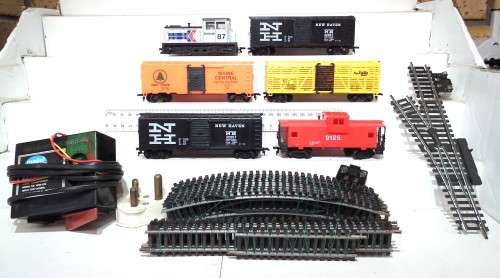 MODEL POWER  HO:  25 pc AMTRAK Freight Train Set in Fair, Used and Un-boxed condition (HKong)