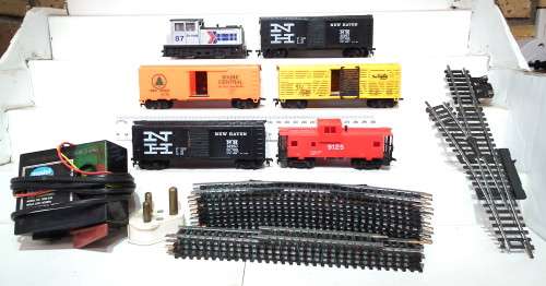MODEL POWER  HO:  25 pc AMTRAK Freight Train Set in Fair, Used and Un-boxed condition (HKong)