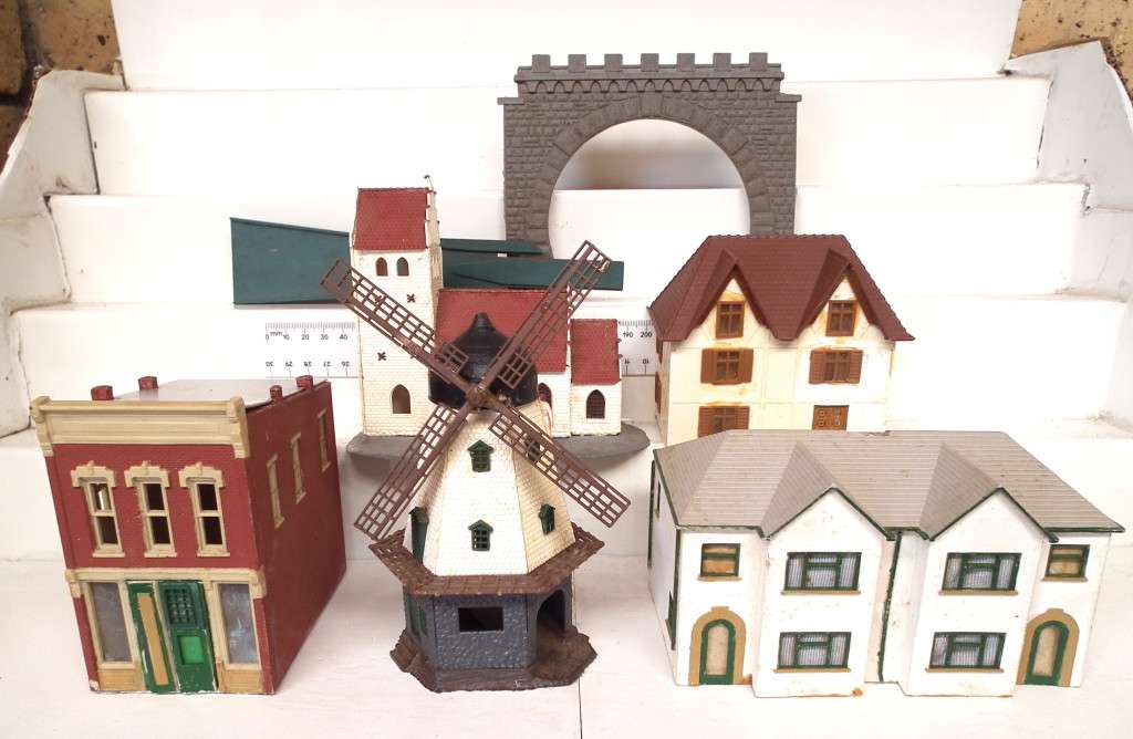 SCENERY HO: Old Incomplete Buildings in Scrap condition