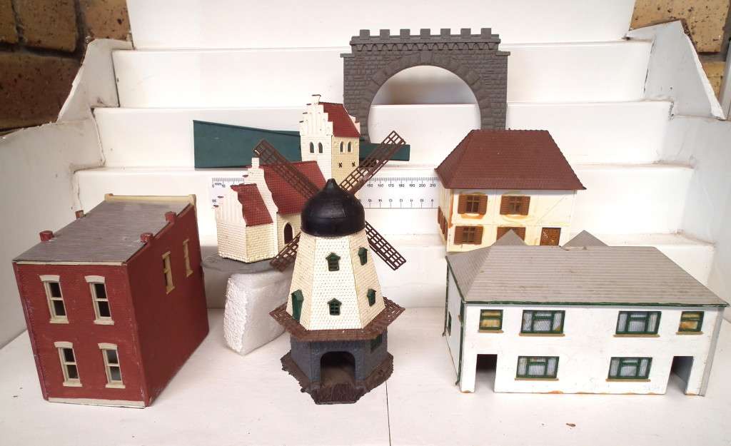 SCENERY HO: Old Incomplete Buildings in Scrap condition