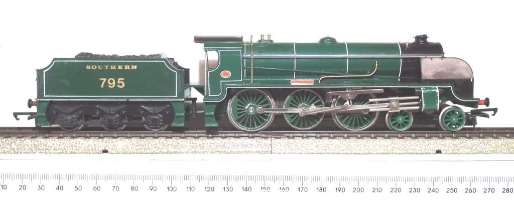 HORNBY OO: English `Sir Dinadan` Steam Loco with Tender (R154-010) in Good Used Condition (England)