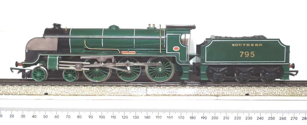 HORNBY OO: English `Sir Dinadan` Steam Loco with Tender (R154-010) in Good Used Condition (England)