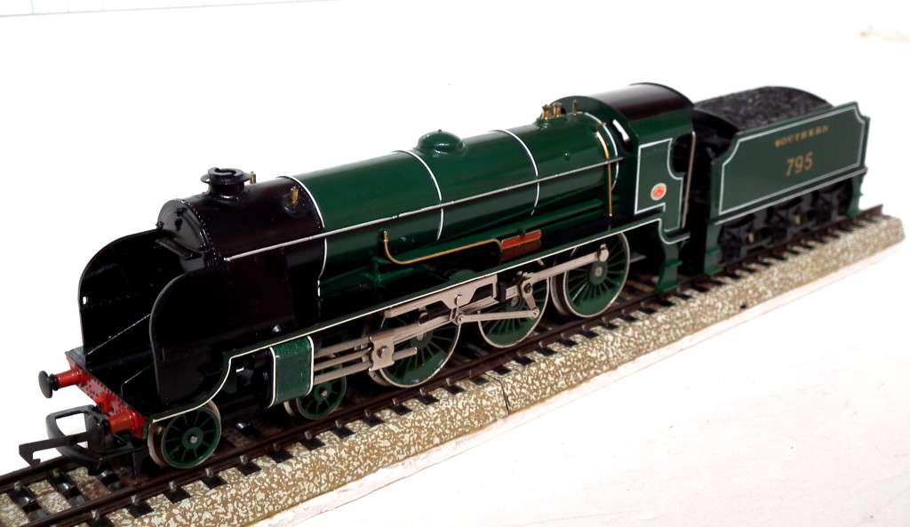 HORNBY OO: English `Sir Dinadan` Steam Loco with Tender (R154-010) in Good Used Condition (England)